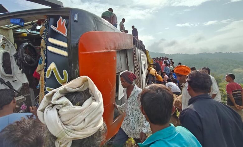 बड़वानी में नर्मदा परिक्रमा बस पलटी, 30 से ज्यादा घायल; 1 श्रद्धालु की मौत