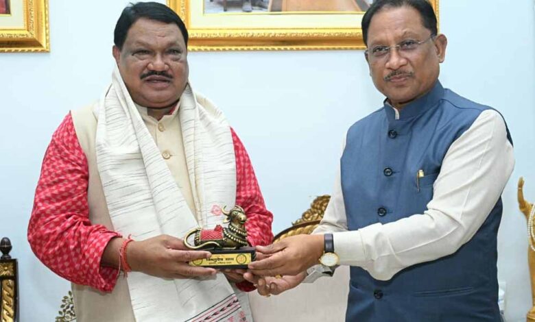 मुख्यमंत्री-साय-से-केंद्रीय-जनजातीय-कार्य-मंत्री-जुएल-ओराम-ने-की-सौजन्य-मुलाकात