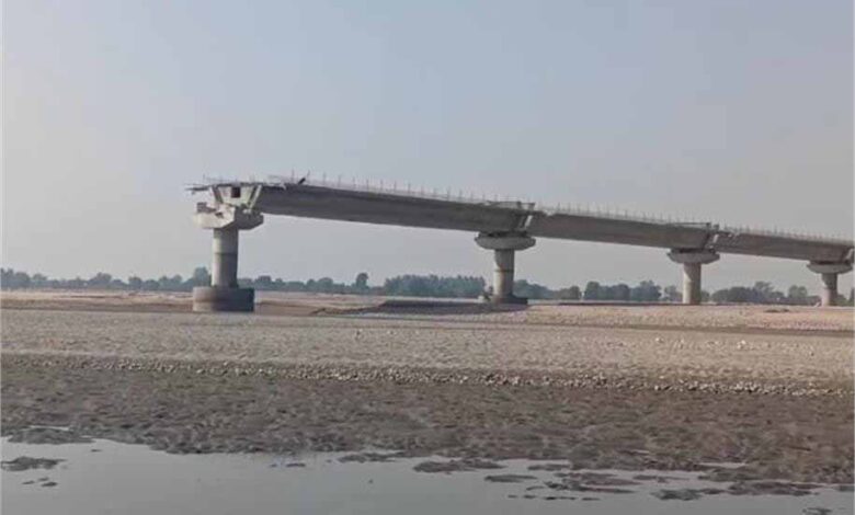 चिनाब-के-किनारे-अधूरा-पुल-बना-खतरा:-एक-ओर-पाकिस्तान-की-गोलियां,-दूसरी-ओर-बाढ़-का-डर
