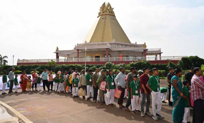 सत्य-साईं-संजीवनी-हॉस्पिटल-में-पीएम-मोदी-का-आगमन,-2,500-बच्चों-से-करी-दिल-की-बात