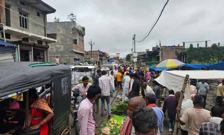 खड्डा नगर पंचायत में जाम की मार: रानी लक्ष्मी प्रतिमा के पास अवैध सब्जी मंडी से बढ़ी मुसीबत