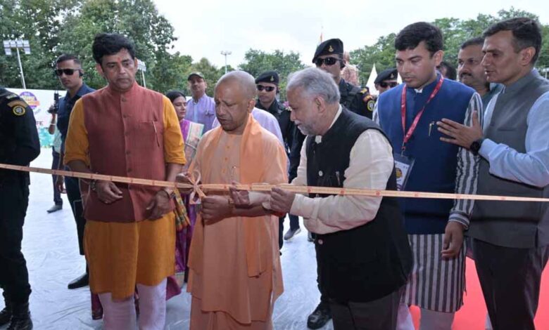 सीएम-योगी-की-बच्चों-से-अपील-स्मार्टफोन-की-जगह-अच्छी-पुस्तकों-में-करें-अपने-समय-का-निवेश