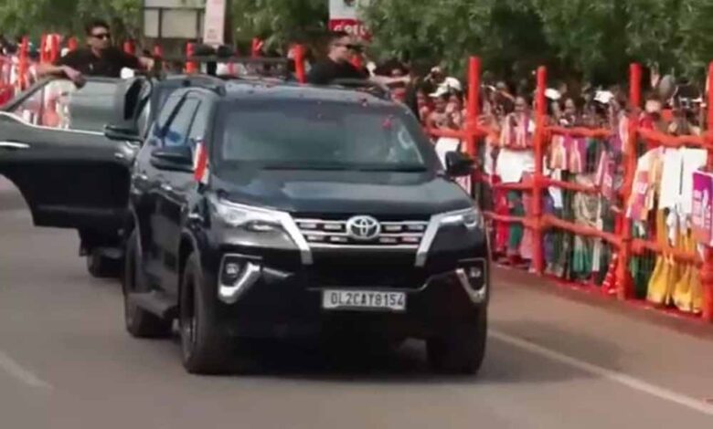 नवा-रायपुर-में-प्रधानमंत्री-मोदी-का-भव्य-रोड-शो,-जनता-ने-उत्साह-से-किया-स्वागत