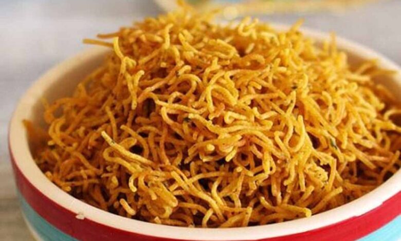 बाजार जैसी कुरकुरी आलू भुजिया सेव बनाएं घर पर — आसान रेसिपी और शानदार स्वाद!