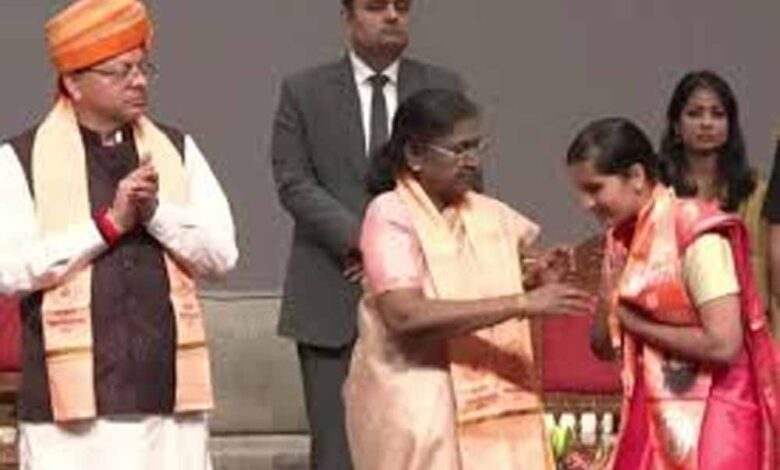 पतंजलि-विश्वविद्यालय-के-दीक्षांत-समारोह-में-राष्ट्रपति-मुर्मू-का-संबोधन,-1424-विद्यार्थियों-को-मिली-डिग्रियां