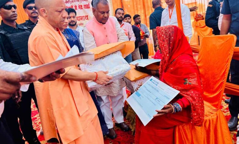 सीएम-योगी-ने-एक-माह-में-भरथापुर-के-पीड़ित-परिवारों-को-विस्थापित-करने-के-दिए-निर्देश,-21-करोड़-55-लाख-स्वीकृत