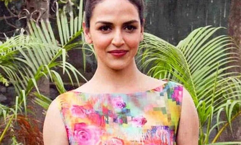 ‘मैं-जो-हूं,-आपकी-वजह-से-हूं’,-बर्थडे-पर-माता-पिता-को-याद-कर-इमोशनल-हुईं-ईशा-देओल