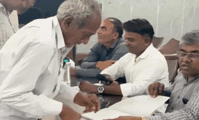 गुजरात-के-जीरा-गांव-में-अनोखी-मिसाल:-एक-व्यक्ति-ने-चुकाया-पूरे-गांव-का-कर्ज,-300-किसान-बने-कर्जमुक्त