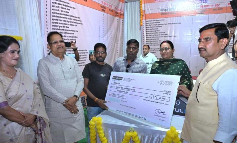 रायपुर-:-केंद्रीय-राज्यमंत्री-तोखन-साहू-ने-बांटी-खुशियों-की-चाबी