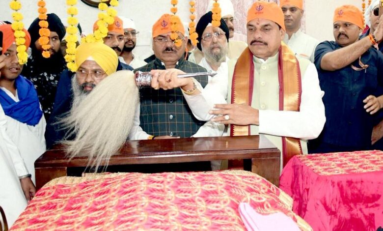 केसरिया-पगड़ी-में-मोहन-यादव-ने-गुरुनानक-जयंती-पर-गुरुद्वारा-में-दी-श्रद्धांजलि,-सिक्खों-के-बलिदान-को-किया-याद