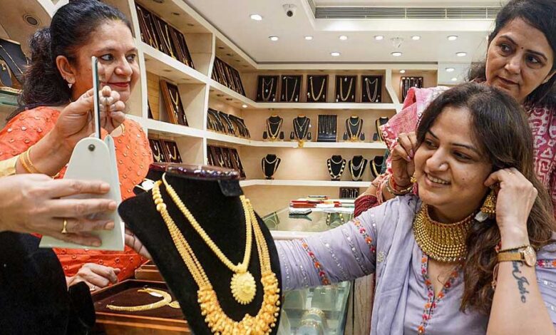 भारत में सोने की कीमतों में बड़ी गिरावट, 11 दिन में ₹10,000 सस्ता; पाकिस्तान में अब भी तीन गुना रेट