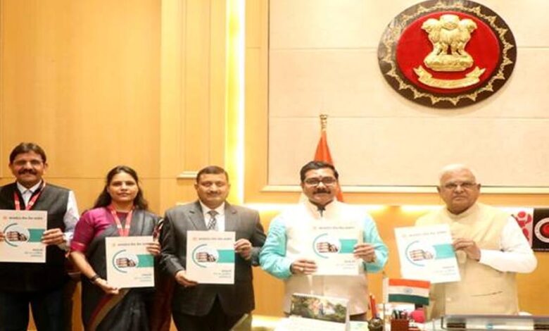 राज्यपाल-पटेल-को-मप्र.-लोक-सेवा-आयोग-का-68वां-वार्षिक-प्रतिवेदन-किया-भेंट