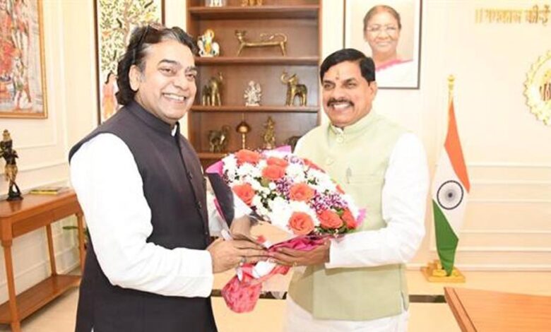 मुख्यमंत्री-डॉ.-यादव-से-फिल्म-अभिनेता-आशुतोष-राणा-ने-की-सौजन्य-भेंट