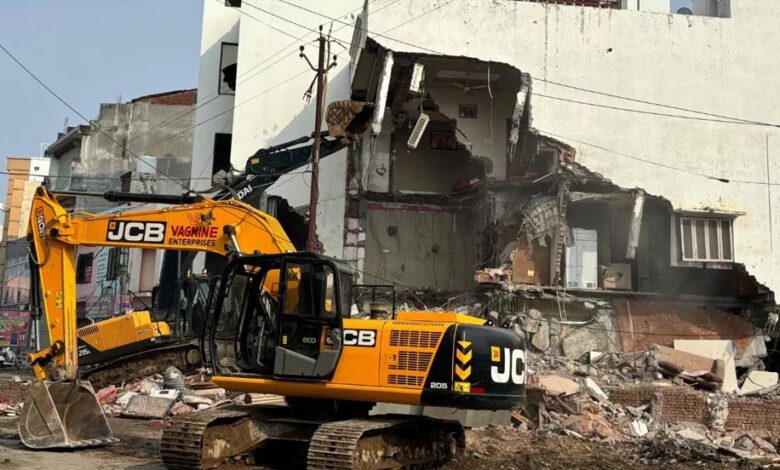महाकाल-मंदिर-के-रास्ते-पर-बड़ी-कार्रवाई:-मुस्लिम-बाहुल्य-क्षेत्र-में-12-अवैध-मकान-बुलडोजर-से-गिराए-गए