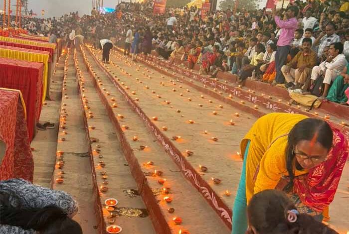 काशी में देव दीपावली की दिव्य रौनक: CM योगी ने जलाया पहला दीप, घाटों पर सजे 25 लाख दीप