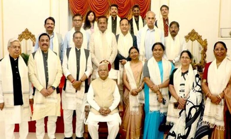 राज्यपाल-पटेल-से-अनुसूचित-जाति,-जनजाति-कल्याण-संबंधी-संसदीय-समिति-ने-की-सौजन्य-भेंट