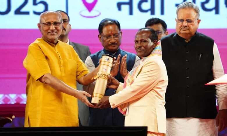 रायपुर-:-छत्तीसगढ-रजत-महोत्सव-2025-:-उप-राष्ट्रपति-सीपी-राधाकृष्णन-ने-छत्तीसगढ़-के-34-अलंकरण-से-37-विभूतियों-एवं-4-संस्थाओं-को-किया-सम्मानित