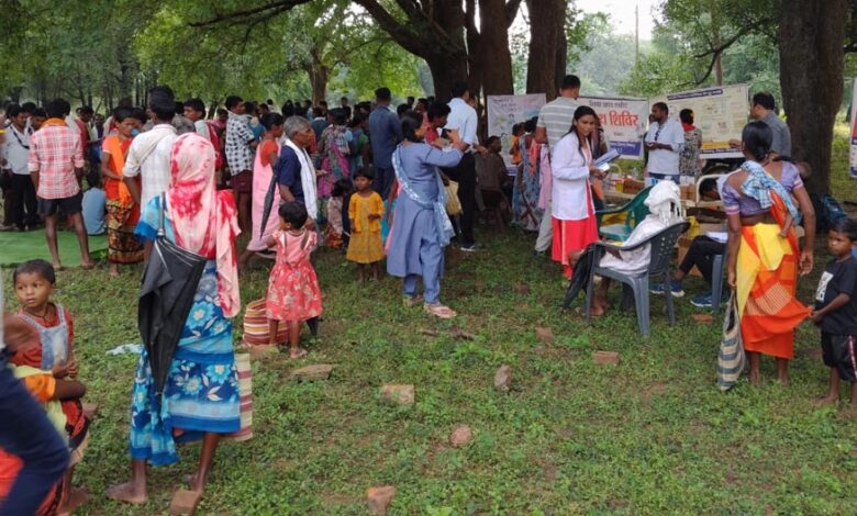 बीजापुर-में-विकास-की-दस्तकः-धुर-माओवाद-प्रभावित-क्षेत्र-के-सात-गांवों-में-पहली-बार-लगा-मेगा-हेल्थ-कैंप