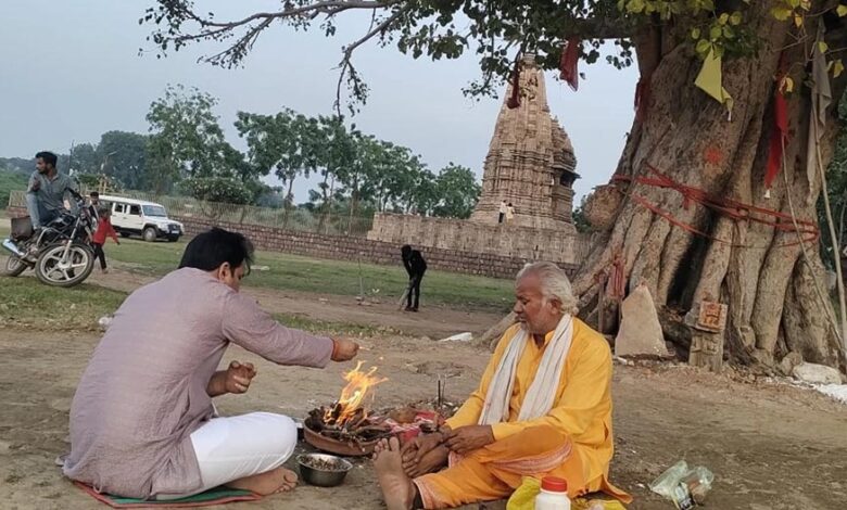 खजुराहो:-जवारी-मंदिर-की-मूर्ति-विवाद-पर-राकेश-दलाल-ने-मंदिर-के-सामने-बगलामुखी-हवन-कर-पूजा-अर्चना-की