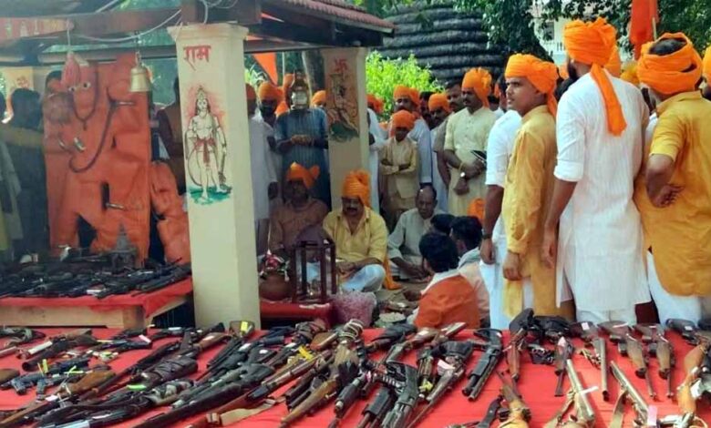 राजा-भैया-के-शस्त्र-पूजन-पर-आई-रिपोर्ट:-दशहरे-में-हथियारों-के-जखीरे-की-पूजा-पर-क्या-कहा-पुलिस-ने?