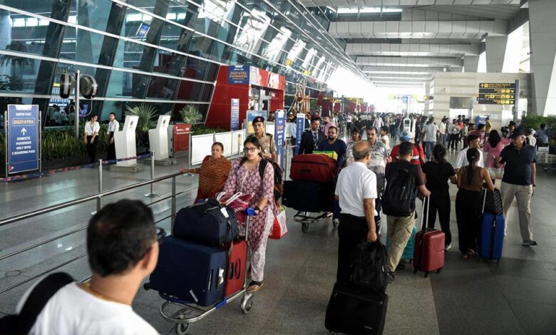 दिल्ली-एयरपोर्ट-पर-तकनीकी-गड़बड़ी-से-हड़कंप,-atc-सिस्टम-फेल-होने-से-100-उड़ानें-लेट