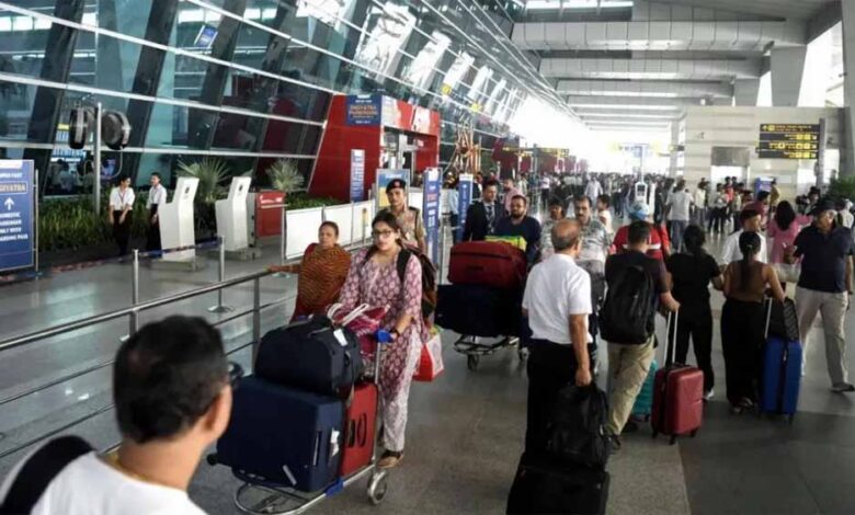 दिल्ली एयरपोर्ट पर हड़कंप! साइबर अटैक की अफवाह, ऑटोमेशन ठप होने से उड़ी फ्लाइट देरी की चिंगारी