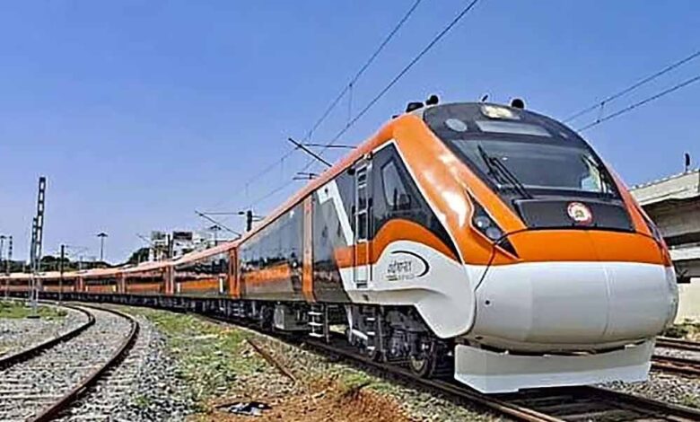 प्रधानमंत्री-मोदी-ने-बनारस-खजुराहो-वंदे-भारत-ट्रेन-की-दी-सौगात