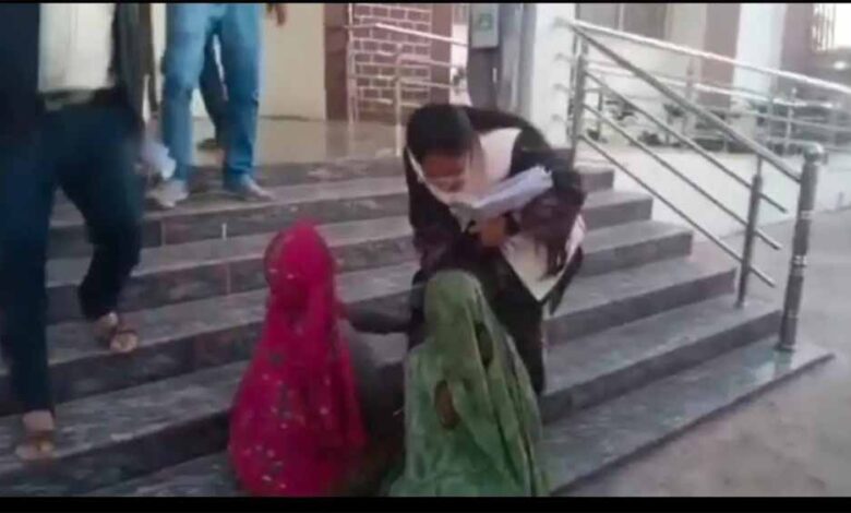 आदिवासी-महिला-बोलीं-—-मैडम-हमारी-जमीन-बचा-लीजिए,-नहीं-तो-मैं-जान-दे-दूंगी,-तहसीलदार-कार-में-बैठकर-निकल-गए