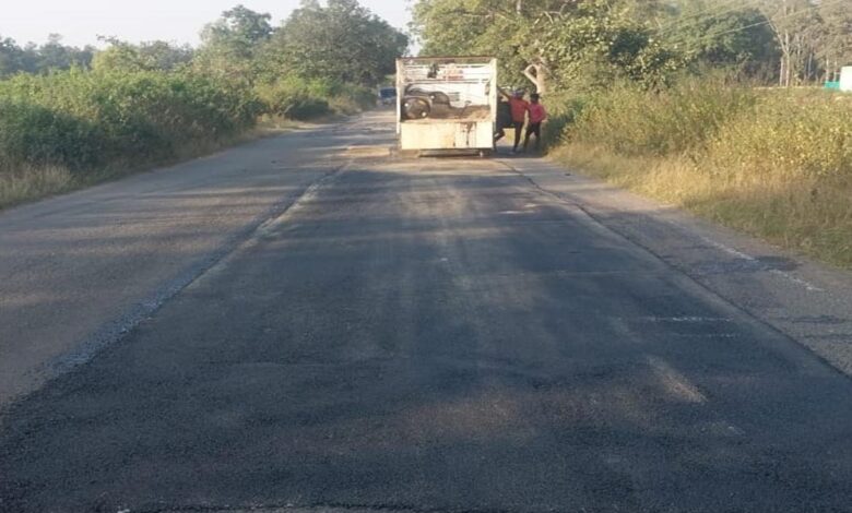 रायपुर-:-उप-मुख्यमंत्री-की-घोषणा-के-अनुरूप-कारीआम-बसंतपुर-मार्ग-और-गौरेला-वेंकटनगर-मार्ग-में-तेजी-से-चल-रहा-है-बीटी-पेच-रिपेयर-का-कार्य