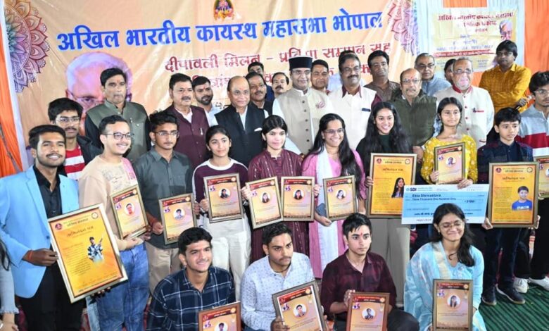 भोपाल-में-चित्रगुप्त-धाम-में-आयोजित-चित्रांश-परिवार-मासिक-बैठक-और-दीपावली-मिलन-समारोह