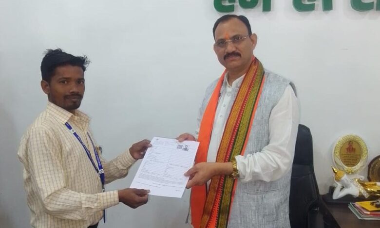 रायपुर-:-स्वास्थ्य-मंत्री-श्याम-बिहारी-जायसवाल-को-बीएलओ-ने-सौंपा-ईएफ-फॉर्म