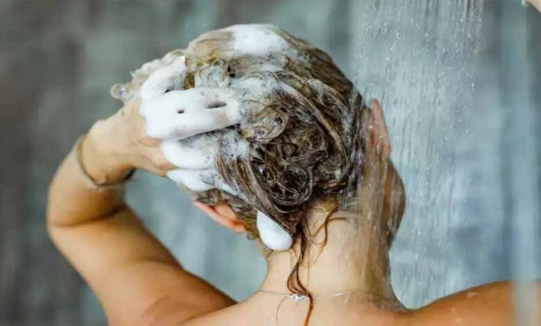 सर्दियों में गर्म पानी से बाल धोना सही या गलत? जानें एक्सपर्ट की राय