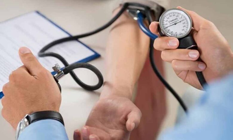 हाई बीपी मरीजों के लिए चेतावनी: इन खाद्य पदार्थों से रखें दूरी