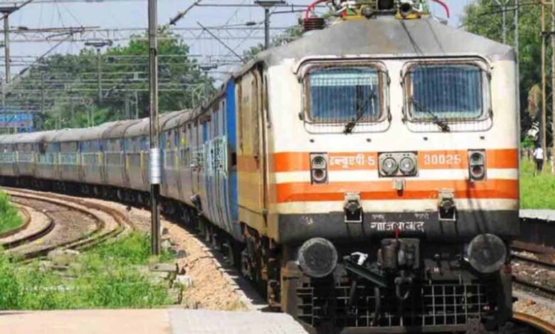 दिल्ली-जाने-वाली-ट्रेनें-हुईं-खाली,-टिकट-कैंसिलेशन-से-यात्रियों-की-कमी