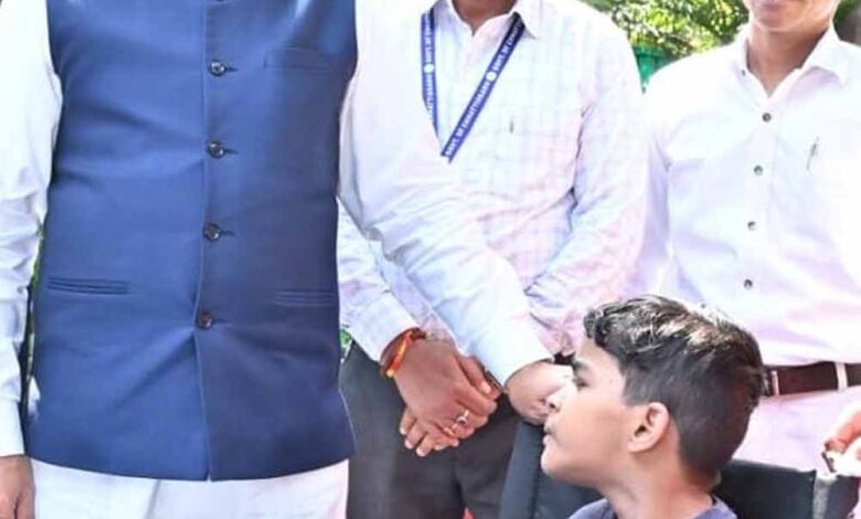 पैरों-से-चित्र-उकेरने-वाली-पूनम-बिटिया-के-जीवन-में-मुख्यमंत्री-ने-भरी-नई-उम्मीद-अब-विशेष-विद्यालय-में-मिलेगा-शिक्षण-और-छात्रवृत्ति