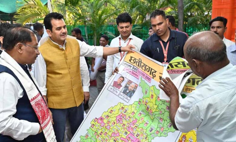 पेंटर-शिवकुमार-निराला-ने-मुख्यमंत्री-विष्णु-देव-साय-को-भेंट-किया-विशिष्ट-‘राजनीतिक-मानचित्र’