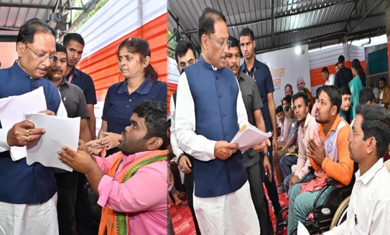 रायपुर : जनदर्शन : मुख्यमंत्री विष्णु देव साय ने आमजन की समस्याएँ सुनीं, मौके पर दिए त्वरित समाधान