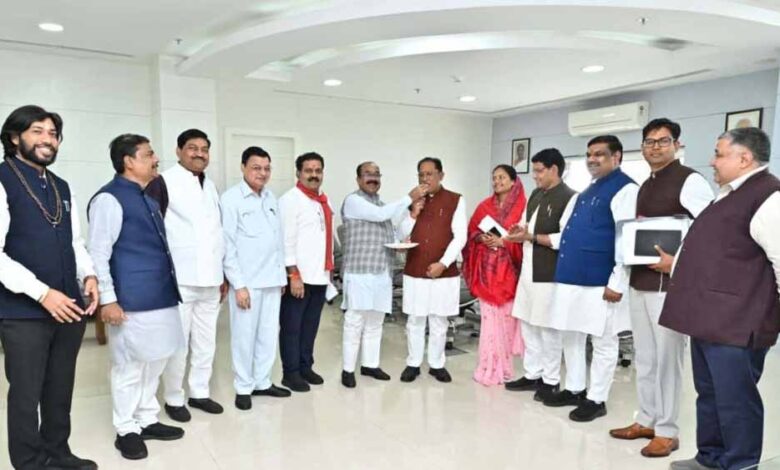 बिहार चुनाव में एनडीए की ऐतिहासिक प्रदर्शन: जश्न में डूबा साय कैबिनेट, मुख्यमंत्री ने बांटी मिठाई