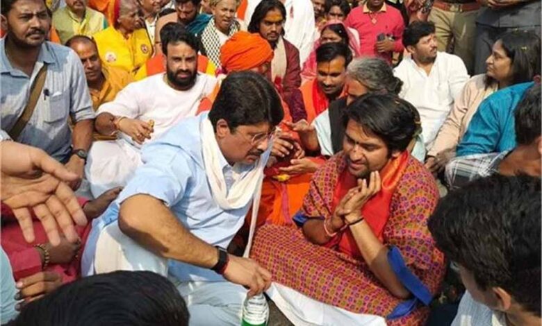 धीरेंद्र शास्त्री से मिले ‘राजा भैया’, गूँजे जयघोष—अगले पड़ाव को निकली सनातन एकता पदयात्रा