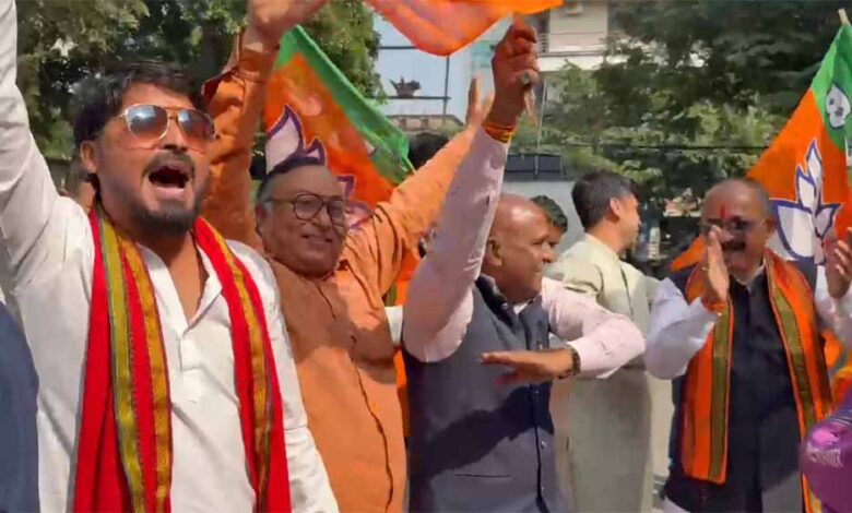 बिहार चुनाव में ऐतिहासिक जीत: ढोल-नगाड़ों और पटाखों के बीच भाजपाईयों ने मनाया जश्न