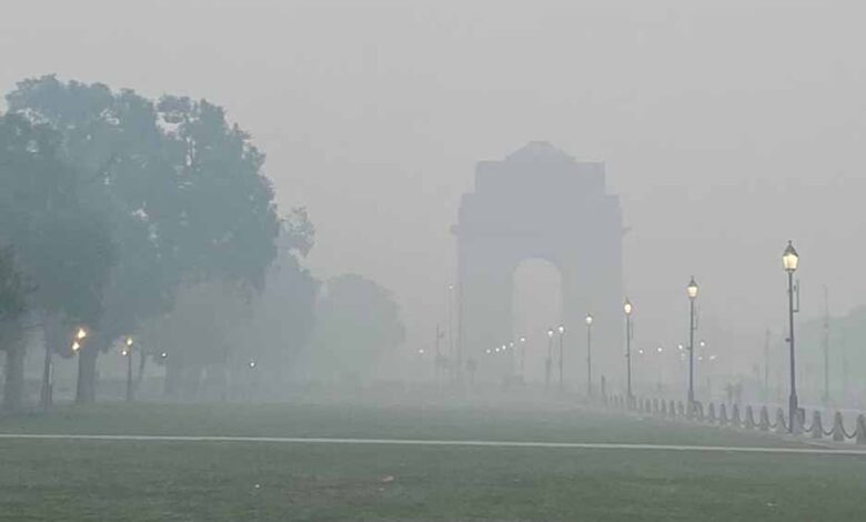 दिल्ली-NCR में जहरीली हवा का कहर: इंडिया गेट धुंध में ओझल, कई इलाकों में AQI 400+