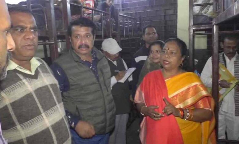 भोपाल-महापौर-का-देर-रात-रैन-बसेरा-निरीक्षण:-मालती-राय-ने-शाहजहानी-पार्क-में-व्यवस्थाएँ-सुधारने-के-दिए-निर्देश