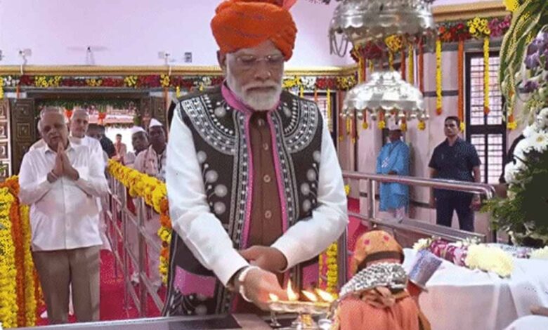 नर्मदा-जिले-में-पीएम-मोदी-ने-भगवान-बिरसा-मुंडा-को-नमन-किया,-देवमोगरा-मंदिर-में-की-पूजा