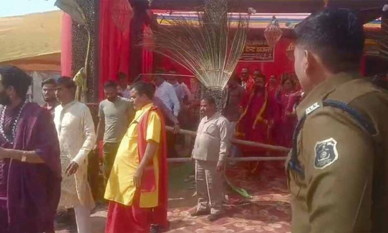 कथावाचक-आशुतोष-महाराज-विवादित-बयान-के-बाद-कथा-स्थल-से-गिरफ्तार