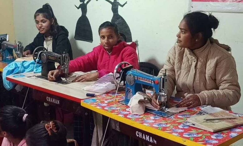 उप-मुख्यमंत्री-ने-सिलाई-प्रशिक्षण-केन्द्र-का-किया-निरीक्षण