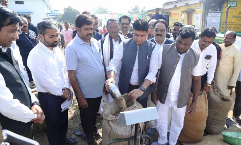 राजस्व-मंत्री-टंकराम-वर्मा-ने-कांकेर-जिला-के-मालगांव-खरीदी-केन्द्र-में-पूजा-अर्चना-कर-धान-खरीदी-का-किया-शुभारंभ