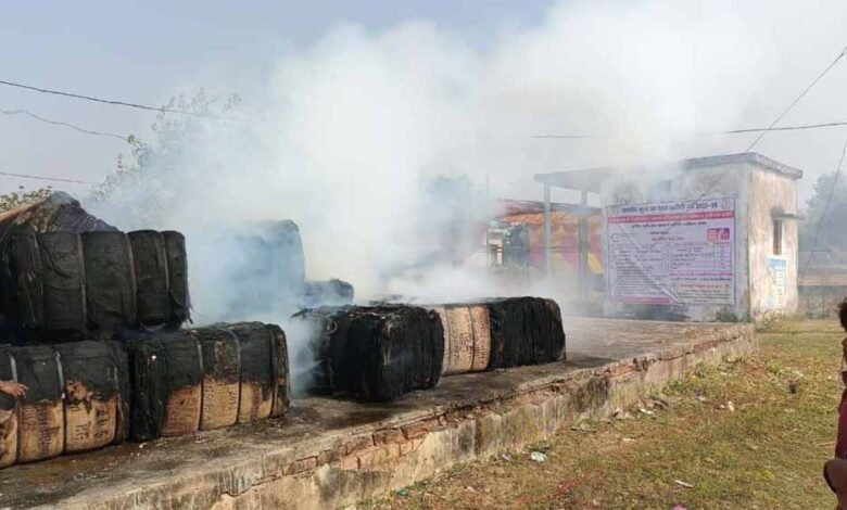 धान-खरीदी-के-बीच-बारदानों-में-आग:-अलग-अलग-केंद्रों-में-लाखों-बोरे-खाक,-जांच-की-मांग-तेज