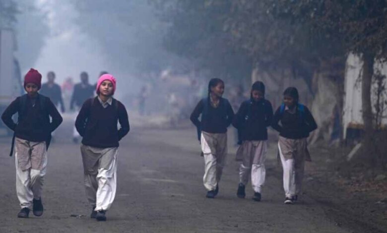 कड़ाके-की-ठंड-का-असर:-दो-जिलों-में-बदल-गया-स्कूल-टाइम,-प्रशासन-ने-जारी-किए-नए-आदेश