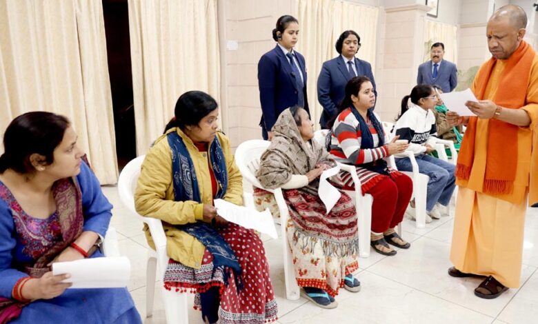 मां-ने-लगाई-मासूम-के-जीवन-की-गुहार,-सीएम-योगी-ने-तत्काल-करवाई-इलाज-की-व्यवस्था