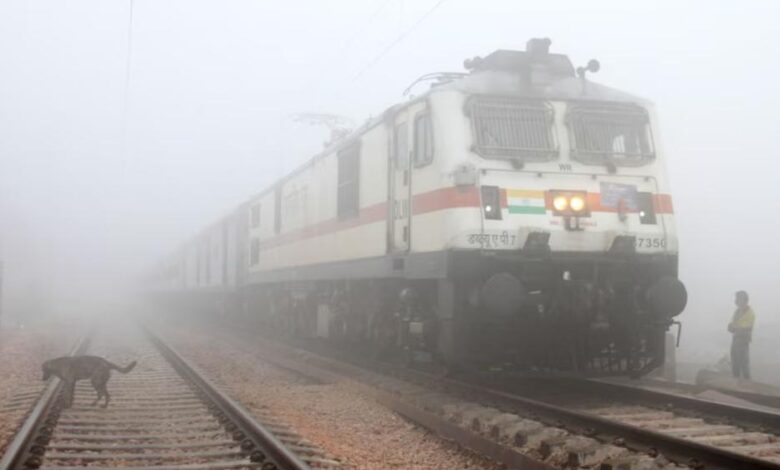 कोहरे-में-अब-ट्रेनें-नहीं-होंगी-लेट,-इटारसी-में-101-ट्रेनों-में-फॉग-सेफ-डिवाइस-और-कवच-सिस्टम-लागू
